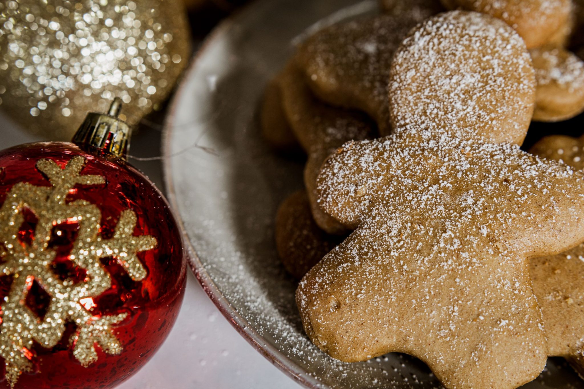 gingerbread man cookies with red ornament